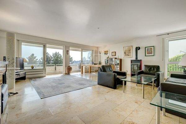 Lichtdurchflutetes Wohnzimmer