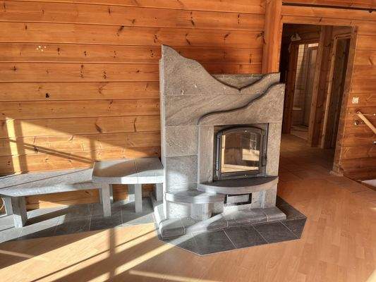 wohlige Atmosphäre durch den Kaminofen mit Specksteinverkleidung