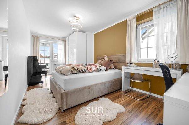 LICHTDURCHFLUTETES KINDERZIMMER