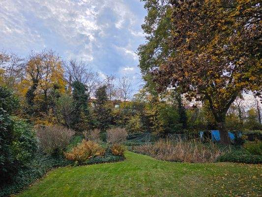 Bahnlinie oberhalb des Gartens