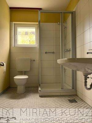 45430731-kleines Bad EG.jpg