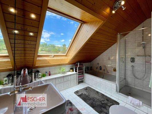 Bad mit Wanne und Dusche