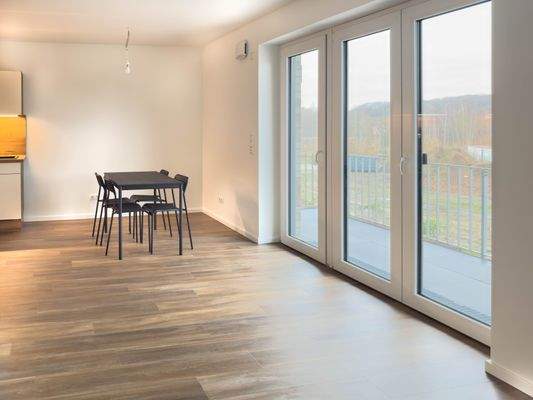 Wohnbereich- Essbereich mit großem Balkon 