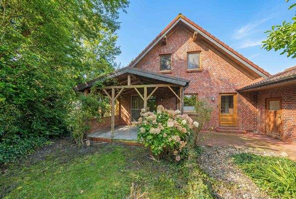 Rückansicht mit Terrasse- (KI optimiertes Foto)