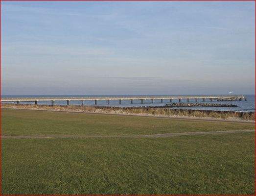 Deich mit Seebrücke