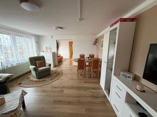 geräumiges, helles Wohnzimmer