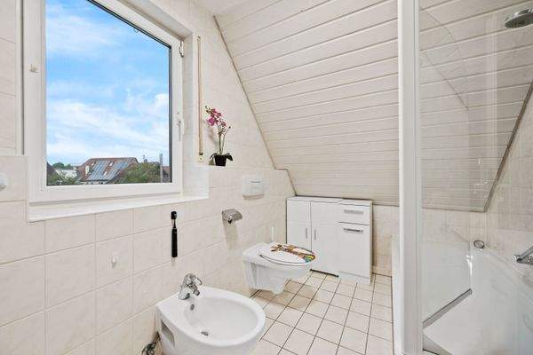 1. DG | Bad mit Bidet, Duschwanne und Toilette