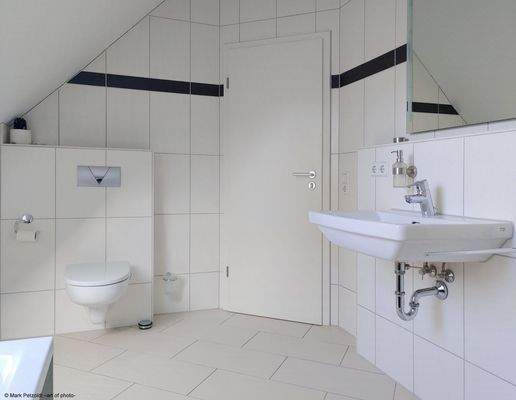 Tageslichtbad mit Dusche und Wanne