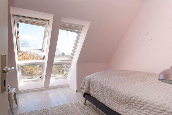 Kinderzimmer mit viel Licht im Dachgeschoss