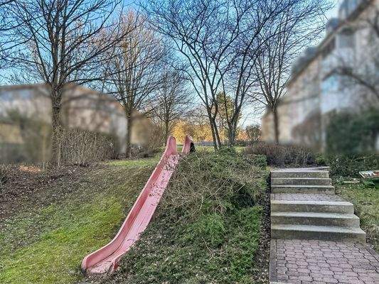 Hausgarten und Spielplatz