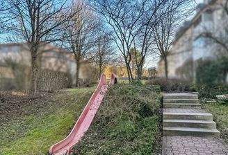 Hausgarten und Spielplatz