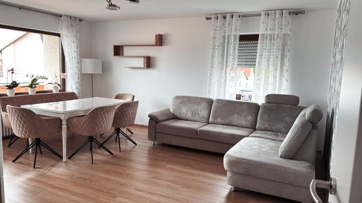 Helles und freundliches Wohnzimmer mit Weitblick