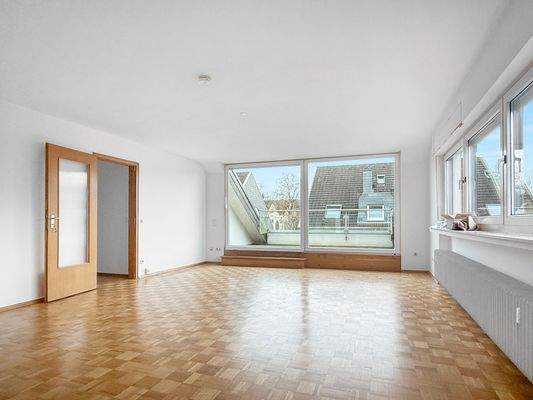 Wohnzimmer mit Balkonzugang