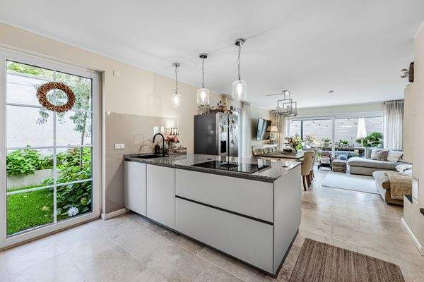 Küche mit Blick ins offene Wohn/Esszimmer