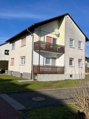 Hausansicht Seite mit Balkonen