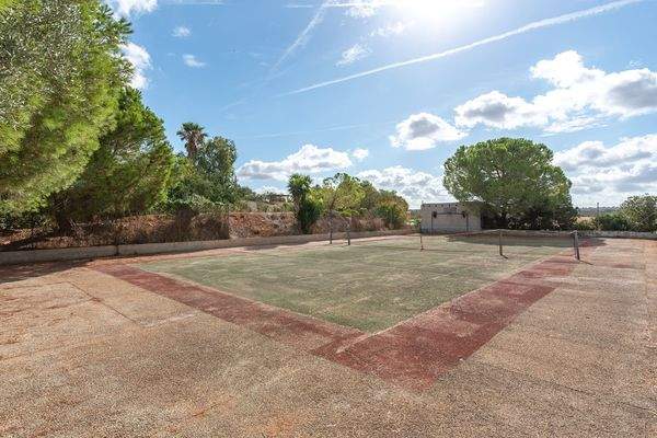 Privater Tennisplatz