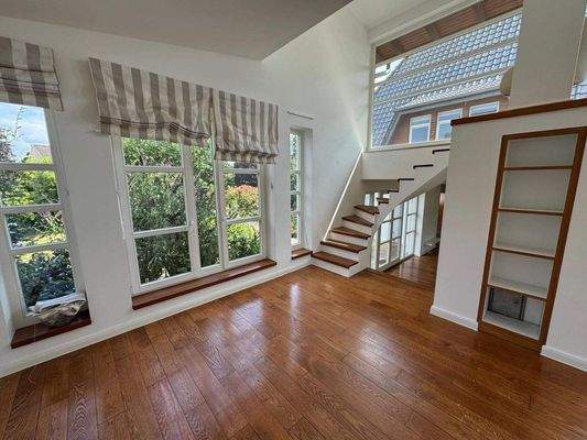 Treppenaufgang mit Podest zur Dachterrasse