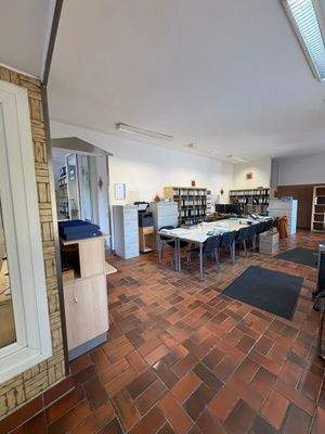 Büro mit Besprechungstisch