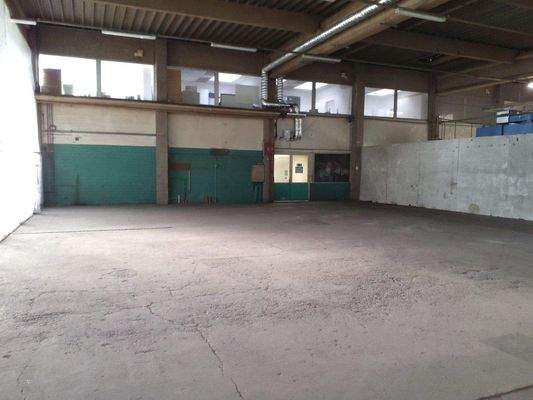 Hallenbereich hinter Gitterzaun