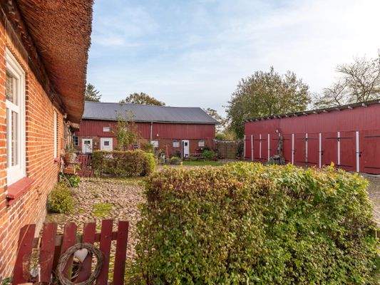 Blick in den Innenhof mit 7 Garagen