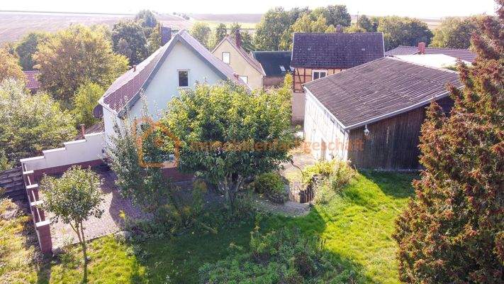 Haus mit Garten und Scheune