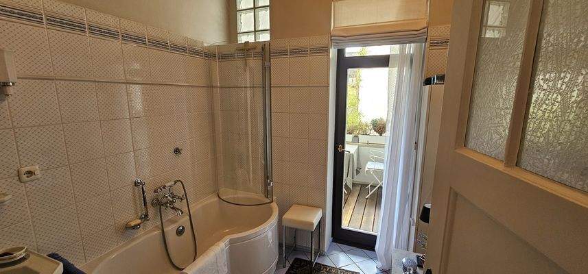 Bad mit Wanne und Dusche