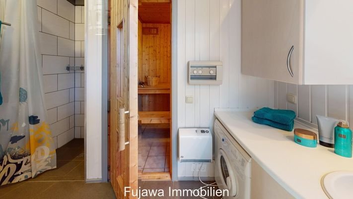 Bad mit ebenerdiger Dusche und Sauna