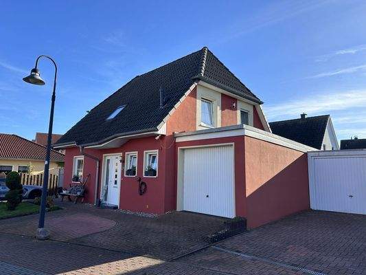 Ansicht Nord-West mit Garage & Stellplatz