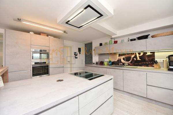 Wohn-Küche mit Terrassenzugang