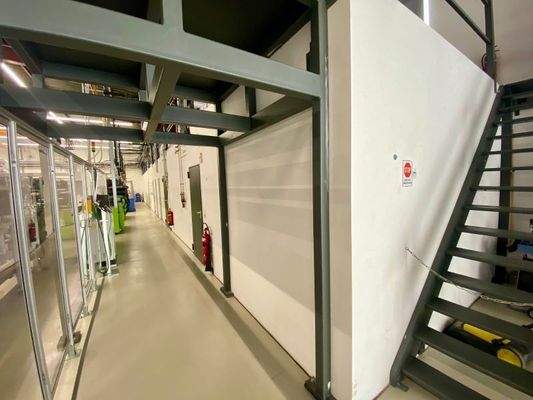 Seitlicher Büro-/Sozialtrakt