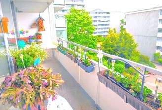 Teil-Ansicht Balkon links