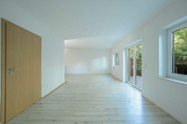 Wohn-Essbereich mit Blick in den Garten