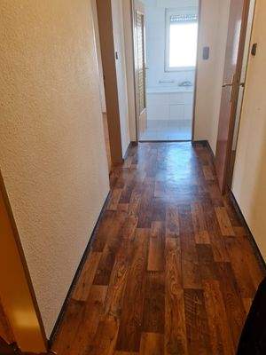 Flur mit dunklem Echtholzboden