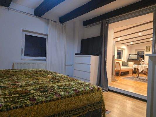 Schlafzimmer 1.OG Hinterhaus mit Übergang in den Anbau 1.OG 