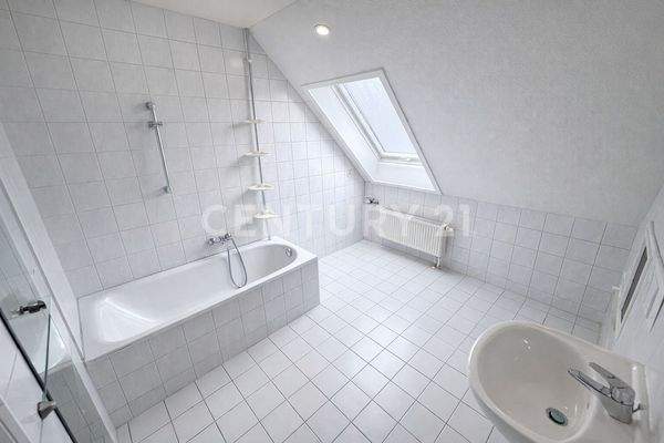 Badezimmer mit Fenster