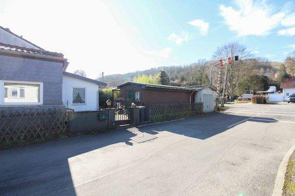 Schuppen u. Garage (rechts)