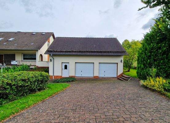 Garage mit Einfahrt