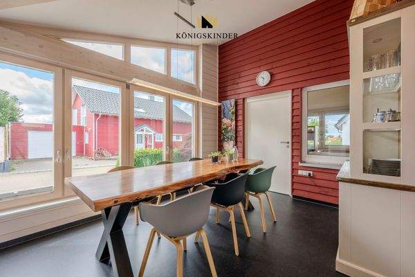 Offenes Esszimmer mit viel Tageslicht – ideal für Gemeinschaft und Begegnungen.