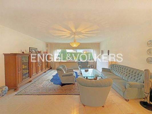 EG: Großes Wohnzimmer mit Panoramafenster
