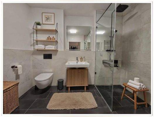 Bad mit großer Walk-in-Dusche