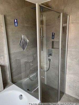 Dusche mit Duschkabine