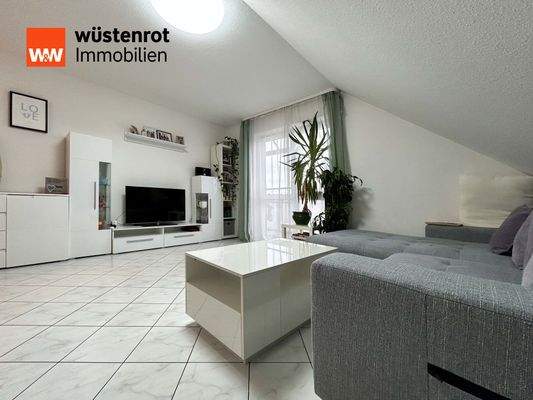 Das Wohnzimmer - die Dachschrägen geben eine gemütliche Struktur