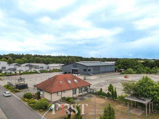 Betriebshaus-Büro+Parkplätze