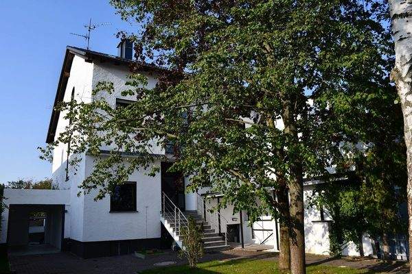 Hausansicht Eingangsseite.JPG