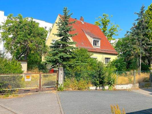 Hausansicht mit Garten