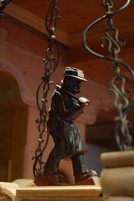 feine Schnitzereien in der Gaststube