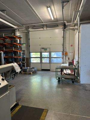 Innenansicht Halle mit Rolltor