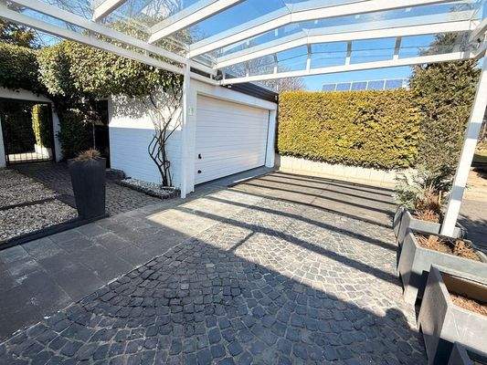 Carport und Doppelgarage