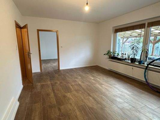 Wohnzimmer mit Blick zum Esszimmer