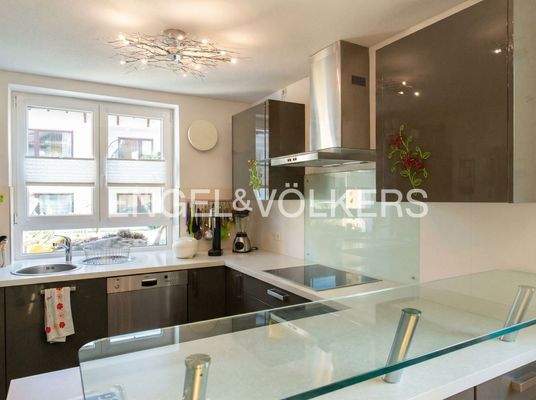 Offene Einbauküche mit Theke